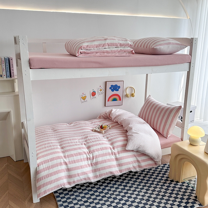 91家纺网 家纺一手货源 找家纺 玛奇朵 2024新款A类母婴级全棉双层皱皱纱学生宿舍三件套床品套件 韩系条纹-雅粉