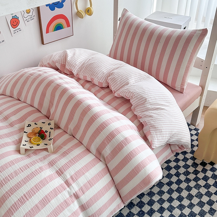 91家纺网 家纺一手货源 找家纺 玛奇朵 2024新款A类母婴级全棉双层皱皱纱学生宿舍三件套床品套件 韩系条纹-雅粉