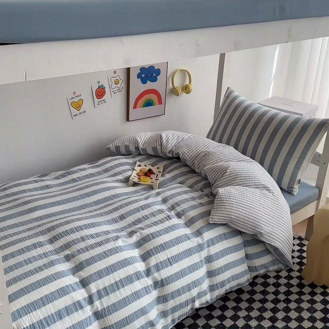 91家纺网 家纺一手货源 找家纺 玛奇朵 2024新款A类母婴级全棉双层皱皱纱学生宿舍三件套床品套件 韩系条纹-蓝灰