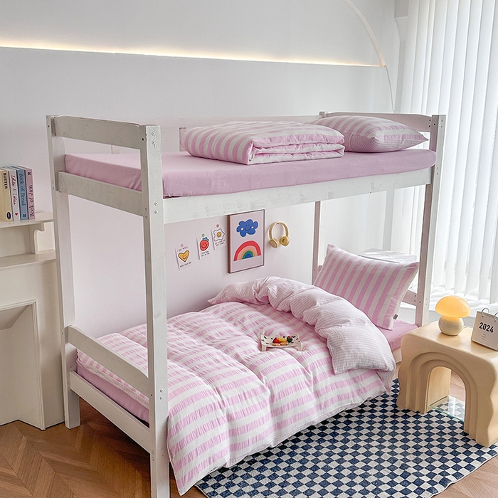 91家纺网 家纺一手货源 找家纺 玛奇朵 2024新款A类母婴级全棉双层皱皱纱学生宿舍三件套床品套件 韩系条纹-桃粉