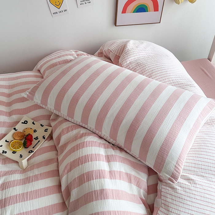 91家纺网 家纺一手货源 找家纺 玛奇朵 2024新款A类母婴级全棉双层皱皱纱学生宿舍三件套床品套件 韩系条纹-雅粉