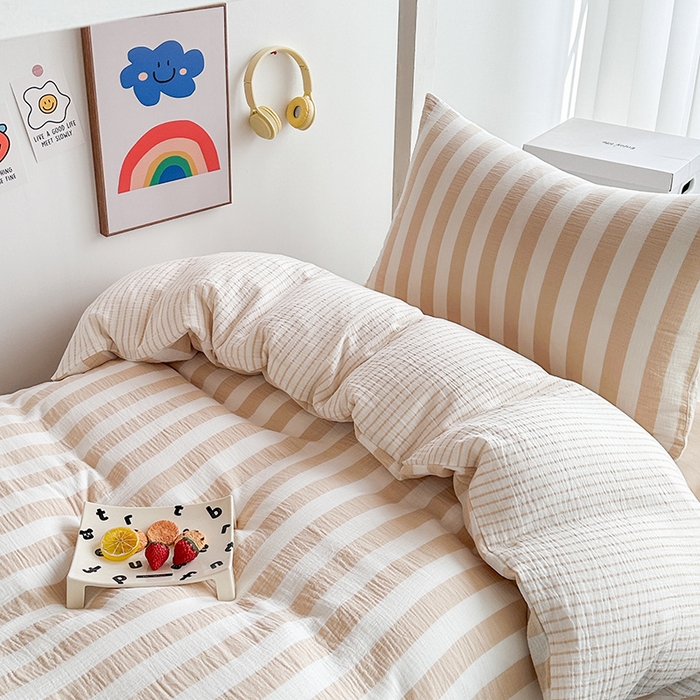 91家纺网 家纺一手货源 找家纺 玛奇朵 2024新款A类母婴级全棉双层皱皱纱学生宿舍三件套床品套件 韩系条纹-卡其