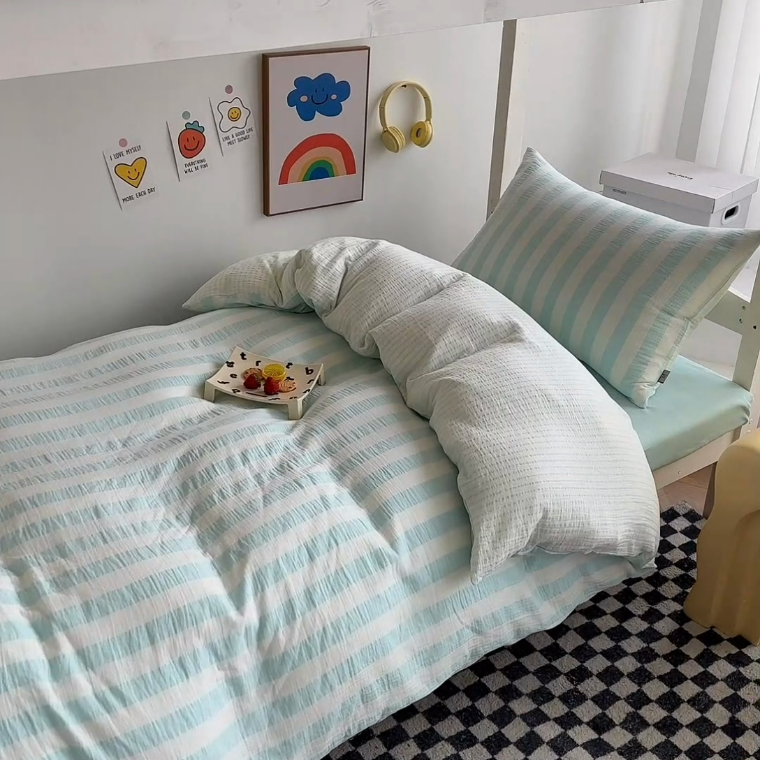 91家纺网 家纺一手货源 找家纺 玛奇朵 2024新款A类母婴级全棉双层皱皱纱学生宿舍三件套床品套件 韩系条纹-蔚蓝