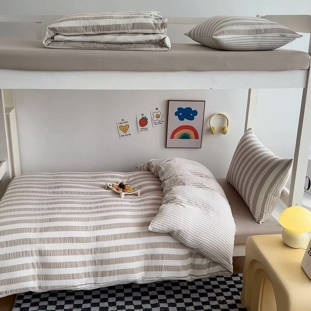 91家纺网 家纺一手货源 找家纺 玛奇朵 2024新款A类母婴级全棉双层皱皱纱学生宿舍三件套床品套件 韩系条纹-奶咖