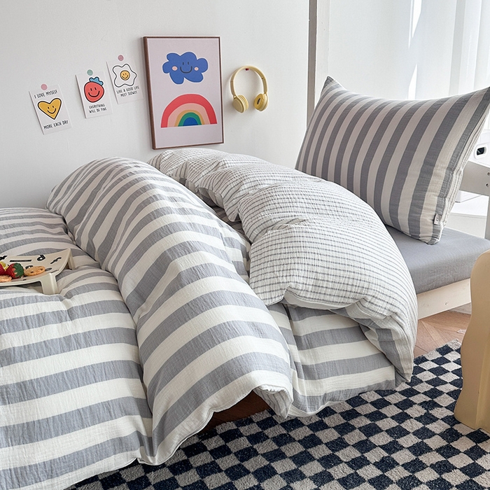 91家纺网 家纺一手货源 找家纺 玛奇朵 2024新款A类母婴级全棉双层皱皱纱学生宿舍三件套床品套件 韩系条纹-月灰