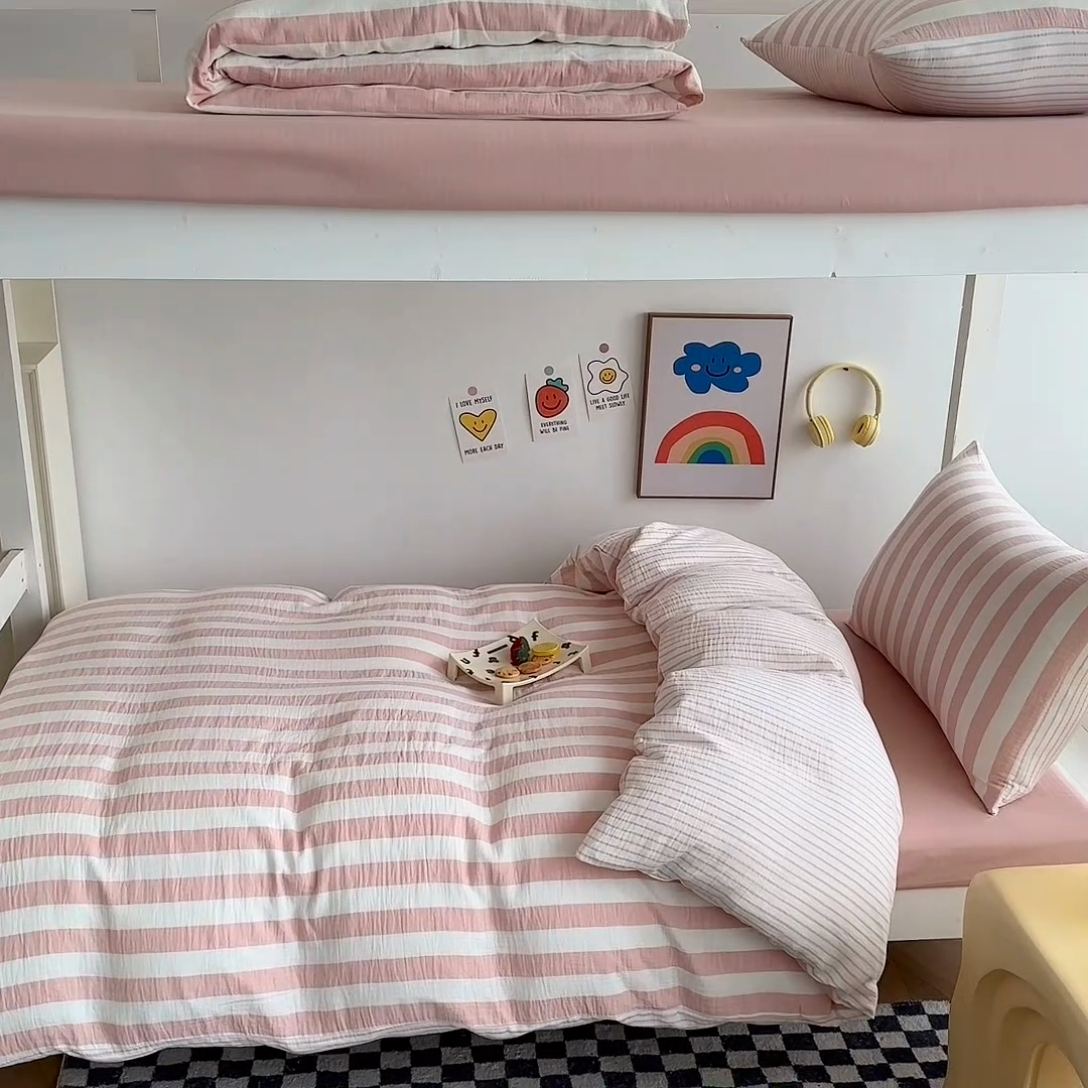 91家纺网 家纺一手货源 找家纺 玛奇朵 2024新款A类母婴级全棉双层皱皱纱学生宿舍三件套床品套件 韩系条纹-雅粉