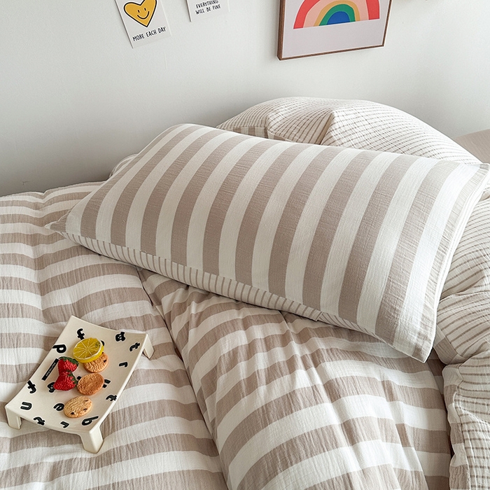 91家纺网 家纺一手货源 找家纺 玛奇朵 2024新款A类母婴级全棉双层皱皱纱学生宿舍三件套床品套件 韩系条纹-奶咖