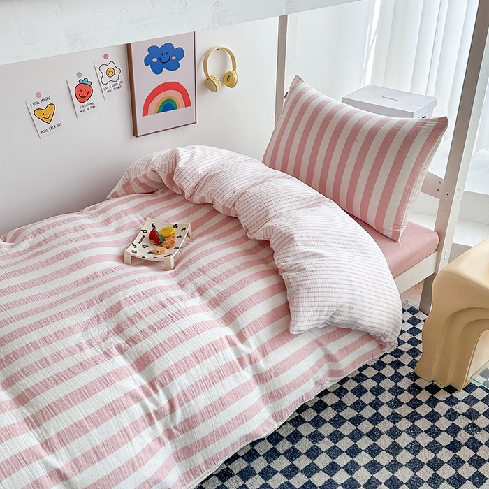 91家纺网 家纺一手货源 找家纺 玛奇朵 2024新款A类母婴级全棉双层皱皱纱学生宿舍三件套床品套件 韩系条纹-雅粉