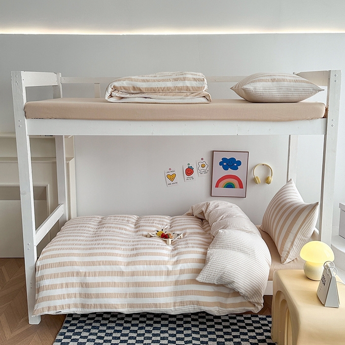 91家纺网 家纺一手货源 找家纺 玛奇朵 2024新款A类母婴级全棉双层皱皱纱学生宿舍三件套床品套件 韩系条纹-卡其