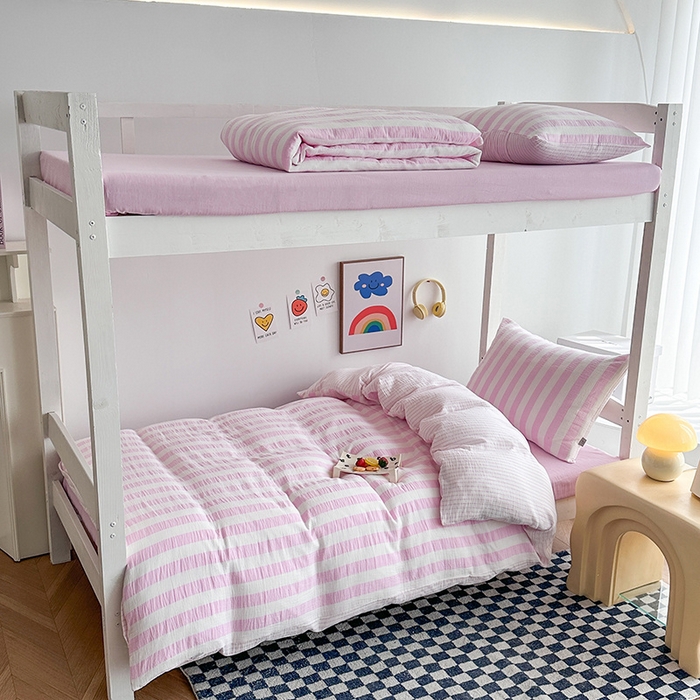 91家纺网 家纺一手货源 找家纺 玛奇朵 2024新款A类母婴级全棉双层皱皱纱学生宿舍三件套床品套件 韩系条纹-桃粉