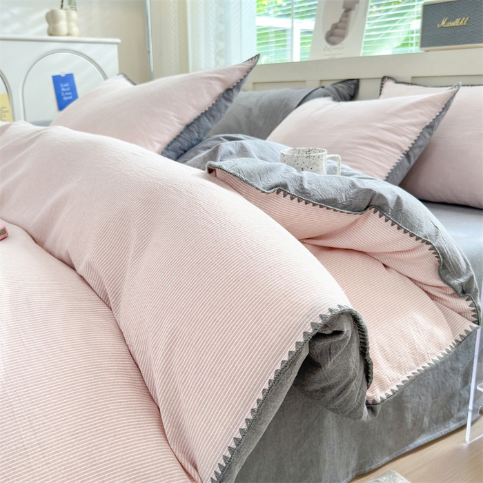 91家纺网 家纺一手货源 找家纺 晚依家纺 2024新款全棉色织水洗棉贝壳边绣三角针工艺四件套 时光-粉灰