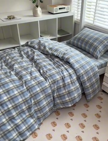 91家纺网 家纺一手货源 找家纺 柠萌家居 2025新品A类全棉色织水洗棉简约条纹格子无印良品风格学生季宿舍上下铺AA版三件套四件套 遇见兰格