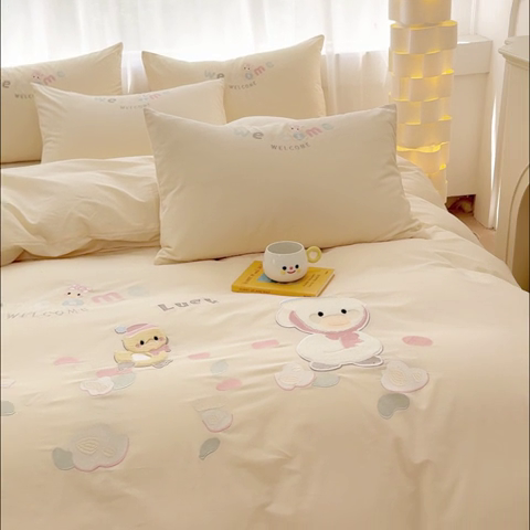 91家纺网 家纺一手货源 找家纺 亲亲公主 2025新款全棉卡通绣花四件套-迷你鸭 迷你鸭-米色