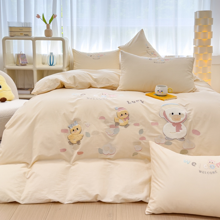 91家纺网 家纺一手货源 找家纺 亲亲公主 2025新款全棉卡通绣花四件套-迷你鸭 迷你鸭-米色