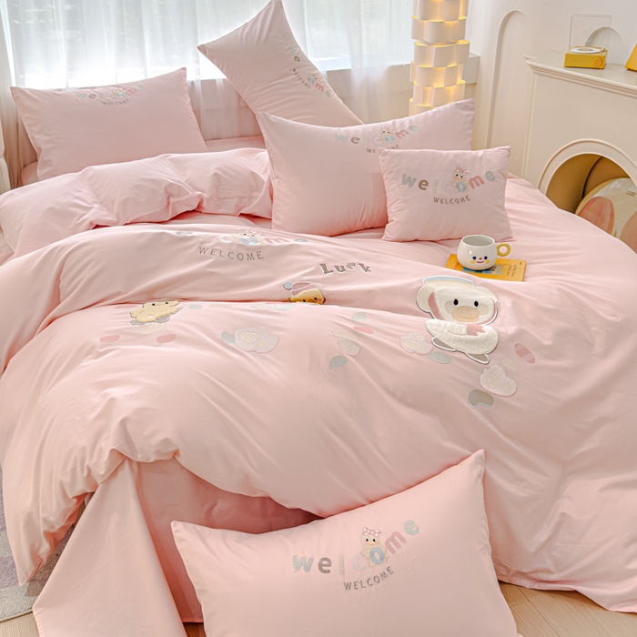 91家纺网 家纺一手货源 找家纺 亲亲公主 2025新款全棉卡通绣花四件套-迷你鸭 迷你鸭-玉色