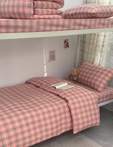 91家纺网 家纺一手货源 找家纺 柠萌家居 2025新品A类全棉色织水洗棉简约条纹格子无印良品风格学生季宿舍上下铺AA版三件套四件套 芳华粉