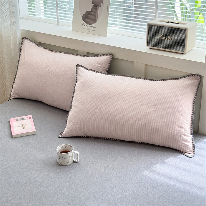 91家纺网 家纺一手货源 找家纺 晚依家纺 2024新款全棉色织水洗棉贝壳边绣三角针工艺四件套 时光-粉灰