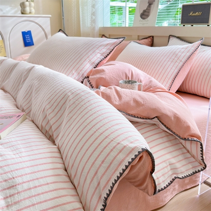 91家纺网 家纺一手货源 找家纺 （总）晚依家纺 2024新款全棉色织水洗棉贝壳边绣三角针工艺四件套可定制,诺言-粉,诺言-蓝,诺言-绿,诺言-紫,时光-粉灰,时光-灰豆沙,时光-米灰,时光-浅蓝,星语-绿豆沙,星语-浅粉灰,星语-浅灰,遇见-草绿,遇见-蜜粉,遇见-浅蓝,遇见-中灰