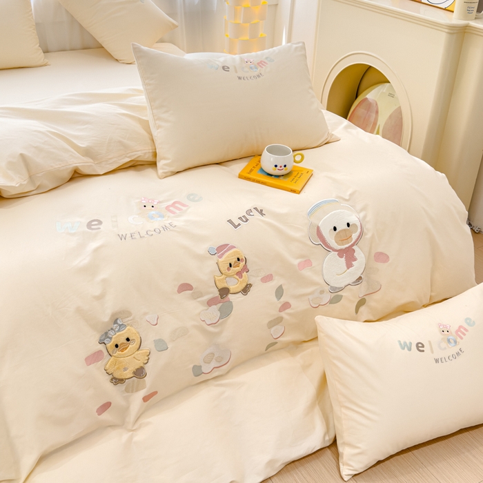 91家纺网 家纺一手货源 找家纺 亲亲公主 2025新款全棉卡通绣花四件套-迷你鸭 迷你鸭-米色