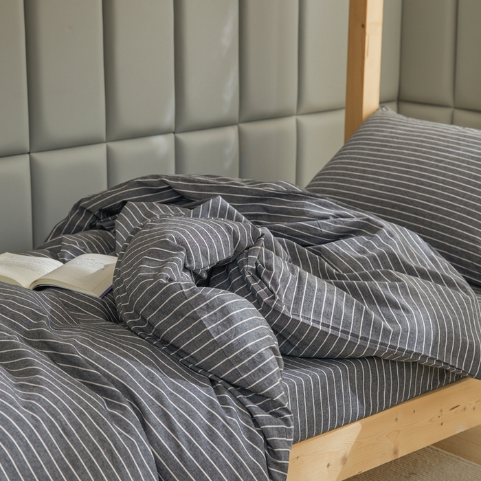 91家纺网 家纺一手货源 找家纺 柠萌家居 2025新品A类全棉色织水洗棉简约条纹格子无印良品风格学生季宿舍上下铺AA版三件套四件套 深灰细条