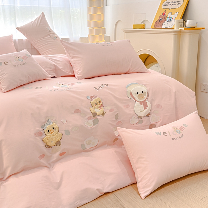 91家纺网 家纺一手货源 找家纺 亲亲公主 2025新款全棉卡通绣花四件套-迷你鸭 迷你鸭-玉色