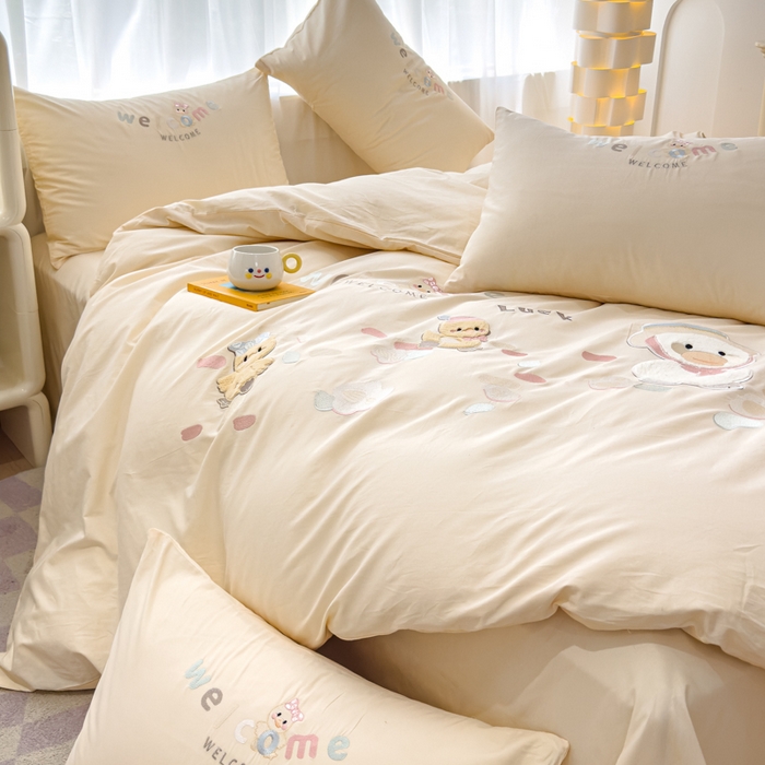 91家纺网 家纺一手货源 找家纺 亲亲公主 2025新款全棉卡通绣花四件套-迷你鸭 迷你鸭-米色