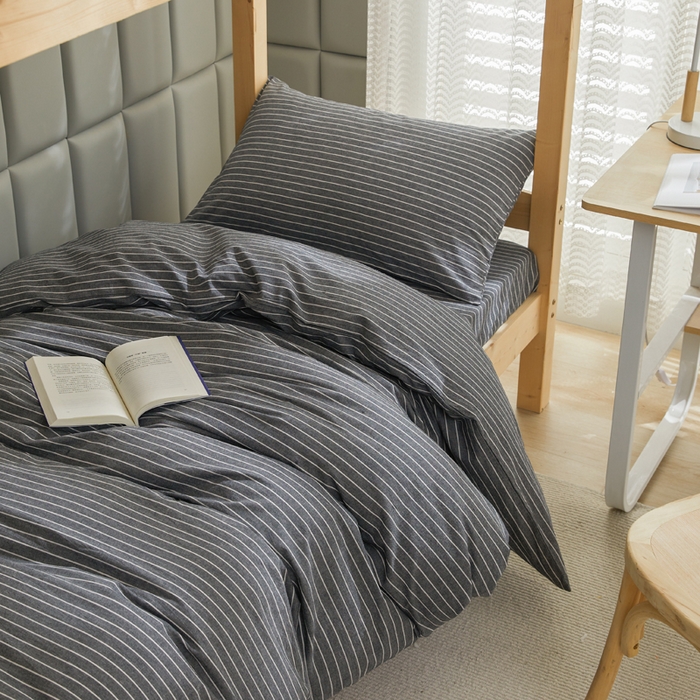 91家纺网 家纺一手货源 找家纺 柠萌家居 2025新品A类全棉色织水洗棉简约条纹格子无印良品风格学生季宿舍上下铺AA版三件套四件套 深灰细条