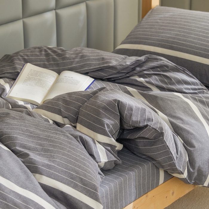 91家纺网 家纺一手货源 找家纺 柠萌家居 2025新品A类全棉色织水洗棉简约条纹格子无印良品风格学生季宿舍上下铺AA版三件套四件套 光阴灰