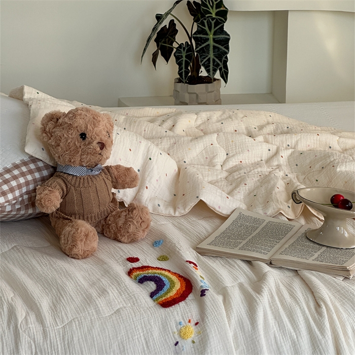 91家纺网 家纺一手货源 找家纺 洋铭区 2024新花型皱皱纱毛巾绣夏被 彩虹波点