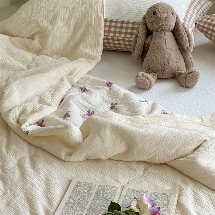 91家纺网 家纺一手货源 找家纺 洋铭区 2024新花型皱皱纱毛巾绣夏被 月亮小兔