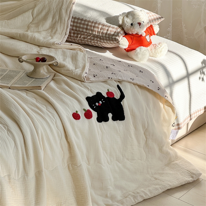 91家纺网 家纺一手货源 找家纺 洋铭区 2024新花型皱皱纱毛巾绣夏被 小猫果果