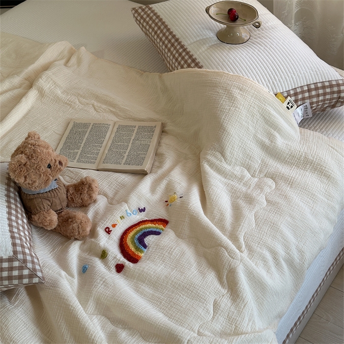 91家纺网 家纺一手货源 找家纺 洋铭区 2024新花型皱皱纱毛巾绣夏被 彩虹波点