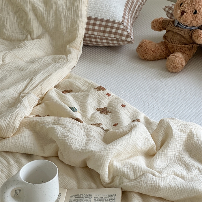 91家纺网 家纺一手货源 找家纺 洋铭区 2024新花型皱皱纱毛巾绣夏被 熊兔宝贝