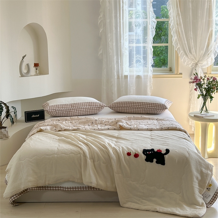 91家纺网 家纺一手货源 找家纺 洋铭区 2024新花型皱皱纱毛巾绣夏被 小猫果果