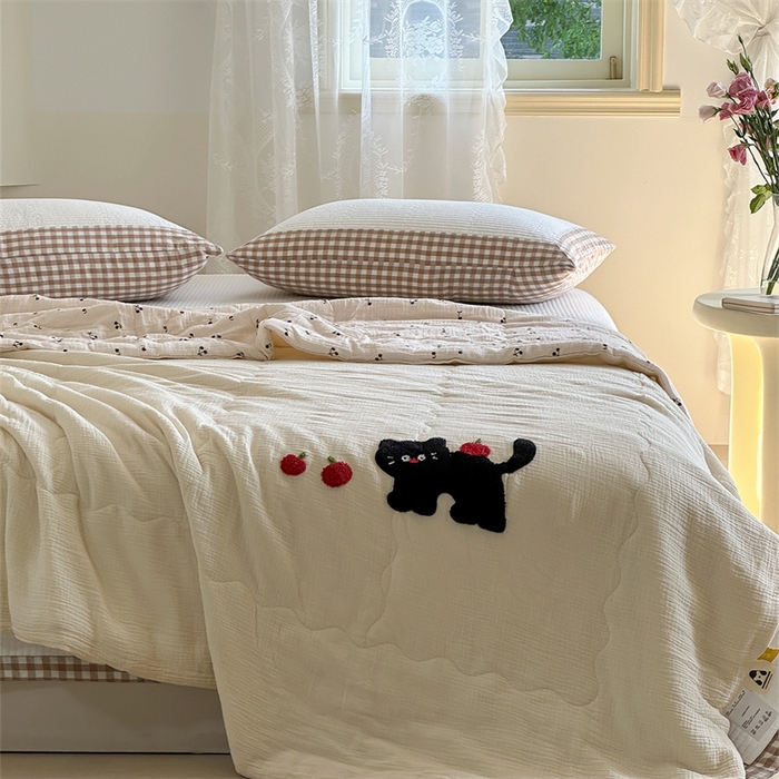 91家纺网 家纺一手货源 找家纺 洋铭区 2024新花型皱皱纱毛巾绣夏被 小猫果果