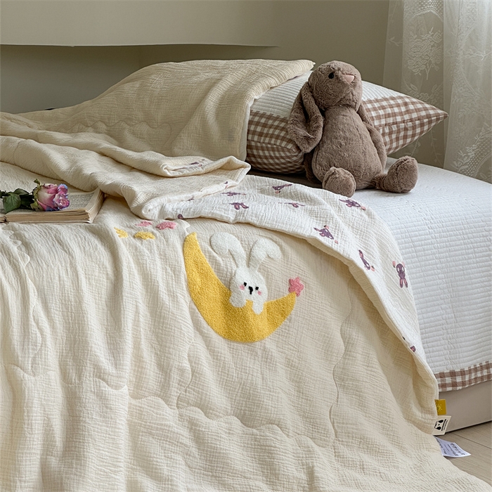 91家纺网 家纺一手货源 找家纺 洋铭区 2024新花型皱皱纱毛巾绣夏被 月亮小兔