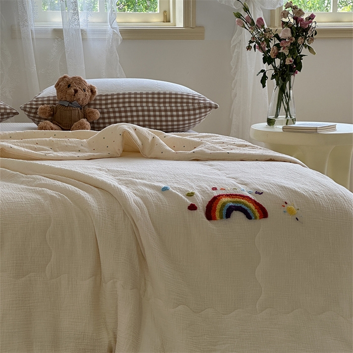 91家纺网 家纺一手货源 找家纺 洋铭区 2024新花型皱皱纱毛巾绣夏被 彩虹波点