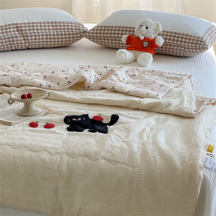 91家纺网 家纺一手货源 找家纺 洋铭区 2024新花型皱皱纱毛巾绣夏被 小猫果果