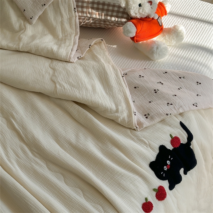 91家纺网 家纺一手货源 找家纺 洋铭区 2024新花型皱皱纱毛巾绣夏被 小猫果果