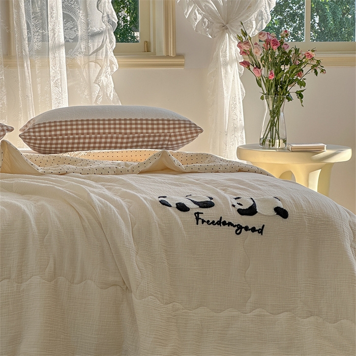 91家纺网 家纺一手货源 找家纺 洋铭区 2024新花型皱皱纱毛巾绣夏被 熊猫圆圆