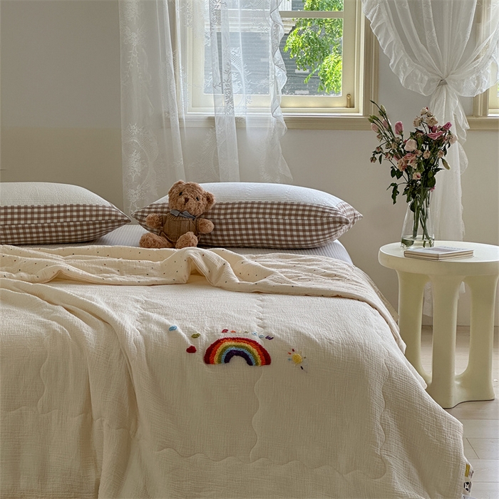 91家纺网 家纺一手货源 找家纺 洋铭区 2024新花型皱皱纱毛巾绣夏被 彩虹波点