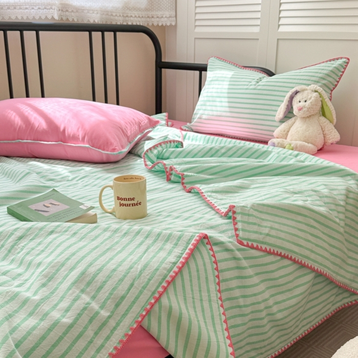 91家纺网 家纺一手货源 找家纺 柚子 2024新款三角针条纹全棉水洗棉夏被四件套 问夏 绿红