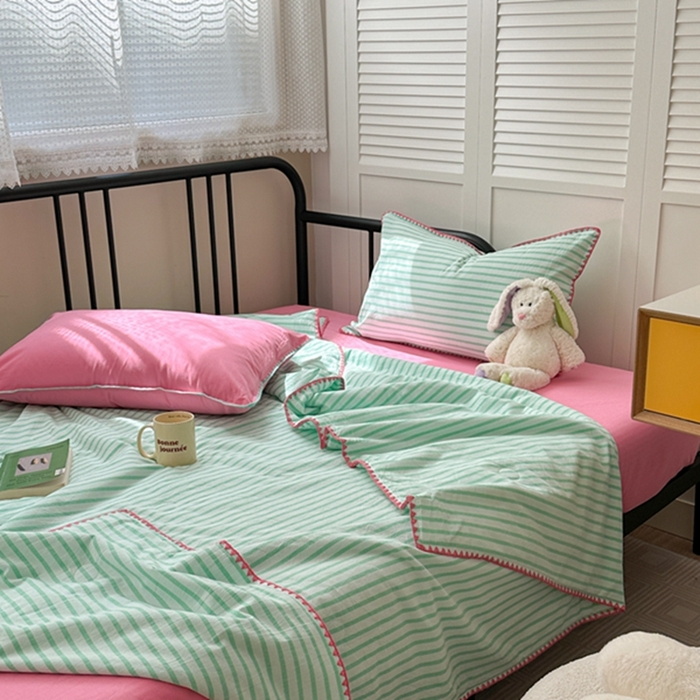 91家纺网 家纺一手货源 找家纺 柚子 2024新款三角针条纹全棉水洗棉夏被四件套 问夏 绿红
