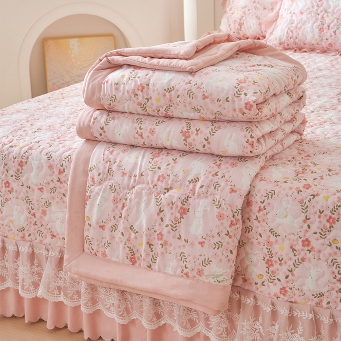 91家纺网 家纺一手货源 找家纺 美莱家纺 2024新款软糯泡泡棉蕾丝床盖床盖四件套单品系列-床盖夏被四件套 小桃兔兔