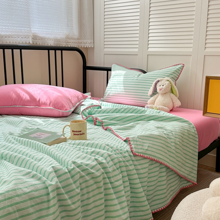 91家纺网 家纺一手货源 找家纺 柚子 2024新款三角针条纹全棉水洗棉夏被四件套 问夏 绿红