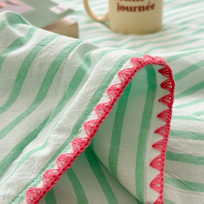 91家纺网 家纺一手货源 找家纺 柚子 2024新款三角针条纹全棉水洗棉夏被四件套 问夏 绿红