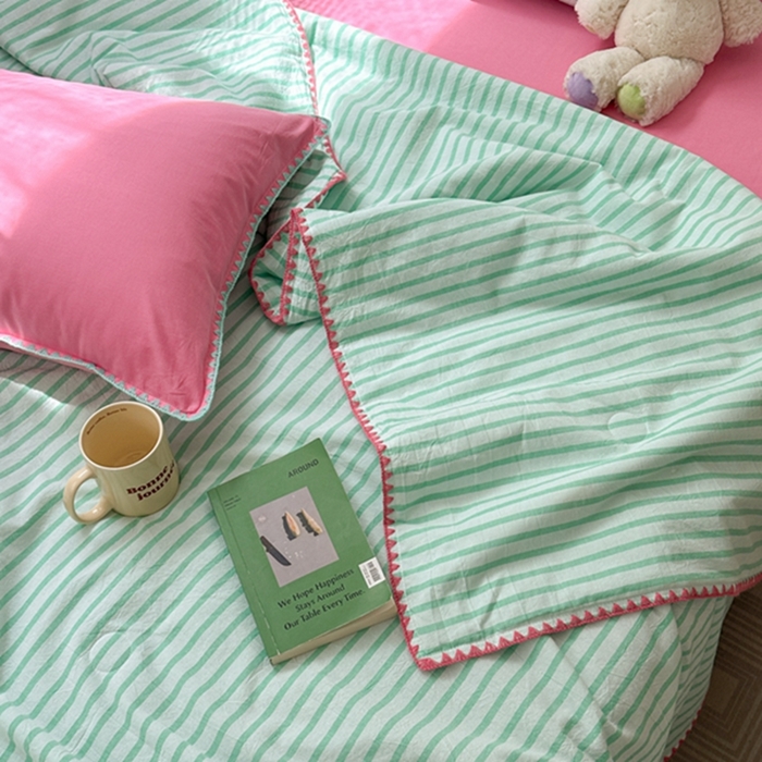 91家纺网 家纺一手货源 找家纺 柚子 2024新款三角针条纹全棉水洗棉夏被四件套 问夏 绿红