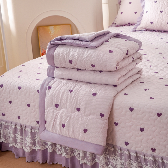 91家纺网 家纺一手货源 找家纺 美莱家纺 2024新款软糯泡泡棉蕾丝床盖床盖四件套单品系列-床盖夏被四件套 紫爱心