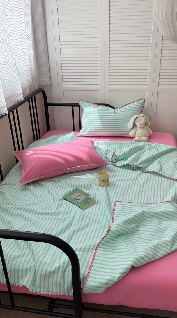 91家纺网 家纺一手货源 找家纺 柚子 2024新款三角针条纹全棉水洗棉夏被四件套 问夏 绿红