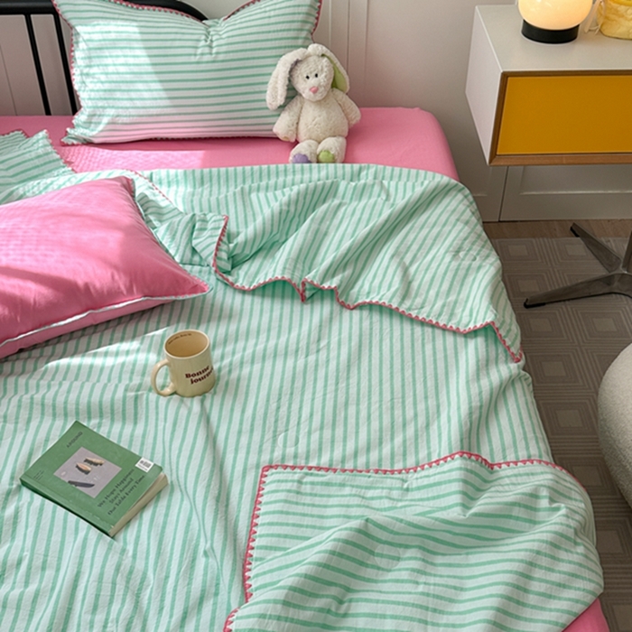 91家纺网 家纺一手货源 找家纺 柚子 2024新款三角针条纹全棉水洗棉夏被四件套 问夏 绿红